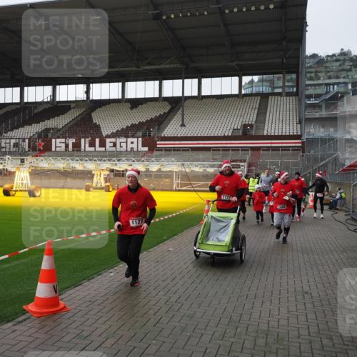 07.12.2025 - St. Pauli X-Mass-Run No. 15 Fabian Wolf http://msf.ph/oto/9412543 07.12.2025 11:17:22 Ziel 551, 1122, 1125, 1127, 1130, 1340, 1529, 1531, 1686, 2477, 2766, 2846, 2849 meine-sportfotos.de