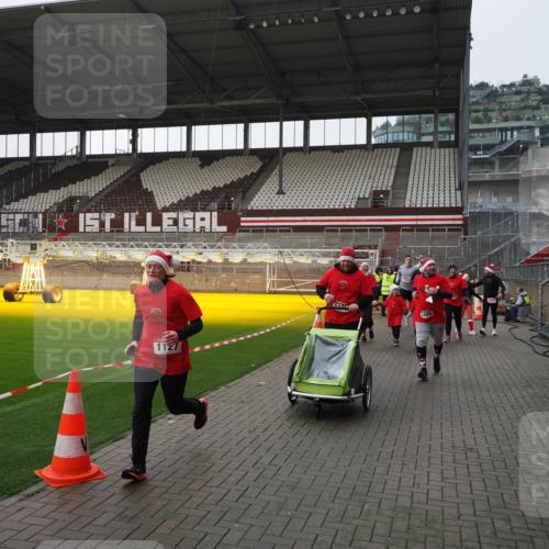 07.12.2025 - St. Pauli X-Mass-Run No. 15 Fabian Wolf http://msf.ph/oto/9412546 07.12.2025 11:17:22 Ziel 551, 1122, 1125, 1127, 1130, 1340, 1529, 1531, 1686, 2477, 2766, 2846, 2849 meine-sportfotos.de