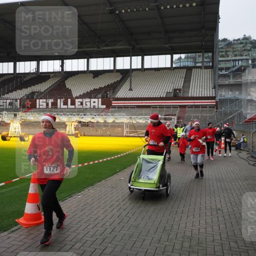 07.12.2025 - St. Pauli X-Mass-Run No. 15 Fabian Wolf http://msf.ph/oto/9412548 07.12.2025 11:17:22 Ziel 551, 1122, 1125, 1127, 1130, 1340, 1529, 1531, 1686, 2477, 2766, 2846, 2849 meine-sportfotos.de