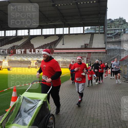 07.12.2025 - St. Pauli X-Mass-Run No. 15 Fabian Wolf http://msf.ph/oto/9412572 07.12.2025 11:17:24 Ziel 551, 1122, 1125, 1127, 1130, 1340, 1529, 1531, 1686, 2477, 2766, 2846, 2849 meine-sportfotos.de