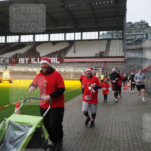 07.12.2025 - St. Pauli X-Mass-Run No. 15 Fabian Wolf http://msf.ph/oto/9412575 07.12.2025 11:17:24 Ziel 551, 1122, 1125, 1127, 1130, 1340, 1529, 1531, 1686, 2477, 2766, 2846, 2849 meine-sportfotos.de