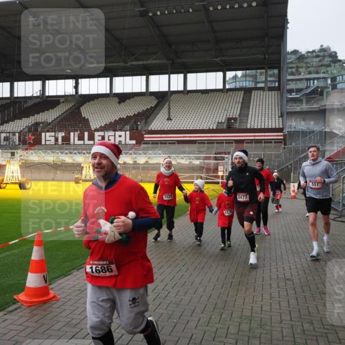 07.12.2025 - St. Pauli X-Mass-Run No. 15 Fabian Wolf http://msf.ph/oto/9412590 07.12.2025 11:17:25 Ziel 551, 1122, 1125, 1127, 1130, 1340, 1529, 1531, 1686, 2477, 2766, 2846, 2849 meine-sportfotos.de