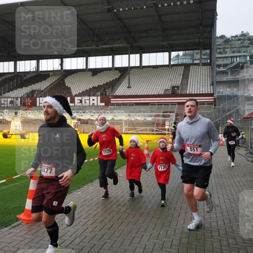 07.12.2025 - St. Pauli X-Mass-Run No. 15 Fabian Wolf http://msf.ph/oto/9412605 07.12.2025 11:17:26 Ziel 551, 1122, 1125, 1127, 1130, 1340, 1529, 1531, 1686, 2477, 2766, 2846, 2849 meine-sportfotos.de