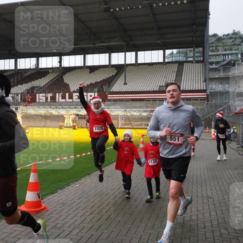 07.12.2025 - St. Pauli X-Mass-Run No. 15 Fabian Wolf http://msf.ph/oto/9412608 07.12.2025 11:17:26 Ziel 551, 1122, 1125, 1127, 1130, 1340, 1529, 1531, 1686, 2477, 2766, 2846, 2849 meine-sportfotos.de