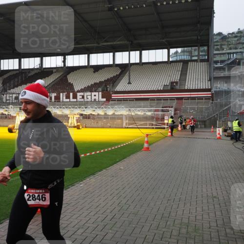 07.12.2025 - St. Pauli X-Mass-Run No. 15 Fabian Wolf http://msf.ph/oto/9412661 07.12.2025 11:17:30 Ziel 551, 845, 1122, 1125, 1127, 1130, 1529, 1686, 2477, 2766, 2846, 2849 meine-sportfotos.de