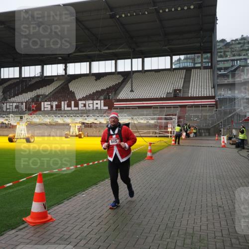 07.12.2025 - St. Pauli X-Mass-Run No. 15 Fabian Wolf http://msf.ph/oto/9412679 07.12.2025 11:17:39 Ziel 551, 845, 2477 meine-sportfotos.de