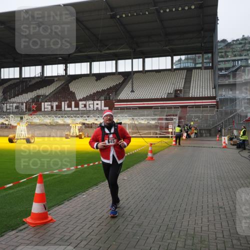 07.12.2025 - St. Pauli X-Mass-Run No. 15 Fabian Wolf http://msf.ph/oto/9412682 07.12.2025 11:17:39 Ziel 551, 845, 2477 meine-sportfotos.de