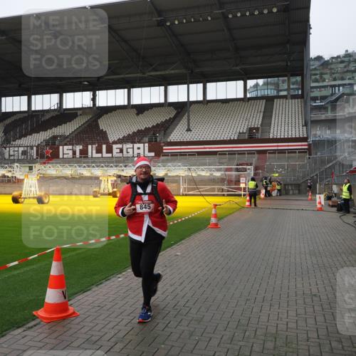 07.12.2025 - St. Pauli X-Mass-Run No. 15 Fabian Wolf http://msf.ph/oto/9412685 07.12.2025 11:17:40 Ziel 845, 2477 meine-sportfotos.de