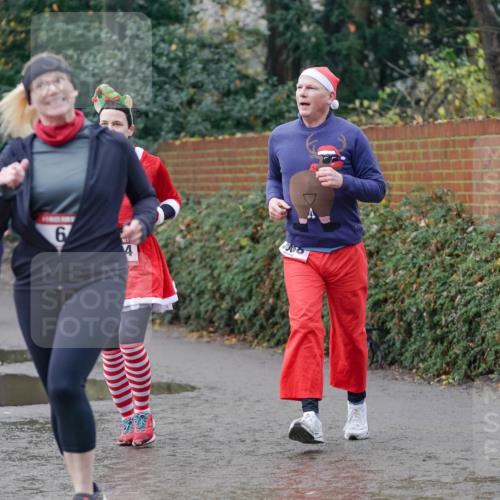 07.12.2025 - St. Pauli X-Mass-Run No. 15 Michael Burmester http://msf.ph/oto/9412734 07.12.2025 11:44:39 Laufen 6, 5, 4 meine-sportfotos.de