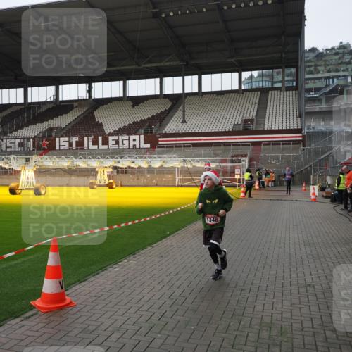 07.12.2025 - St. Pauli X-Mass-Run No. 15 Fabian Wolf http://msf.ph/oto/9412810 07.12.2025 11:18:09 Ziel 1325, 1348, 3201, 3221, 3327 meine-sportfotos.de