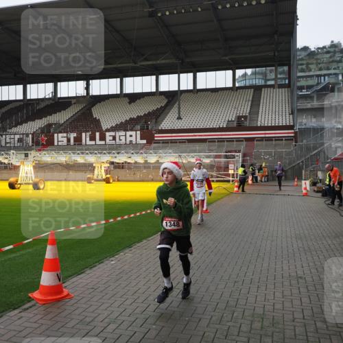 07.12.2025 - St. Pauli X-Mass-Run No. 15 Fabian Wolf http://msf.ph/oto/9412816 07.12.2025 11:18:10 Ziel 1325, 1348, 3201, 3221, 3327 meine-sportfotos.de