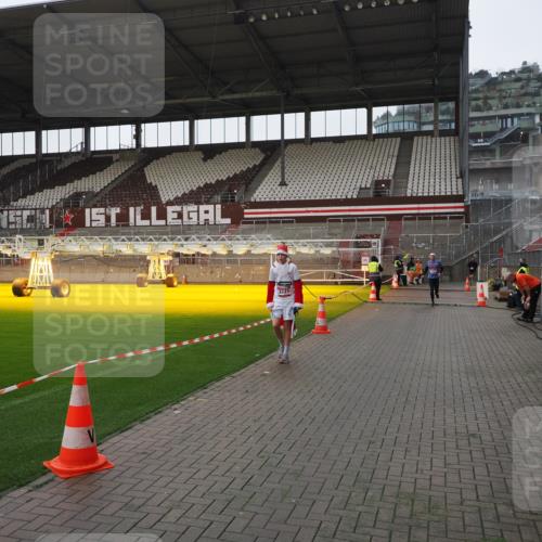 07.12.2025 - St. Pauli X-Mass-Run No. 15 Fabian Wolf http://msf.ph/oto/9412824 07.12.2025 11:18:11 Ziel 1325, 1348, 3201, 3221, 3327 meine-sportfotos.de