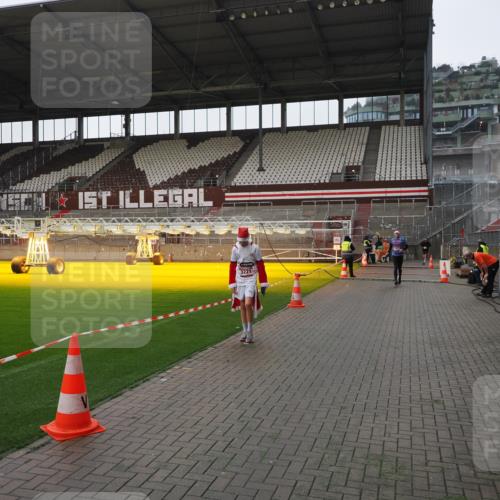 07.12.2025 - St. Pauli X-Mass-Run No. 15 Fabian Wolf http://msf.ph/oto/9412834 07.12.2025 11:18:11 Ziel 1325, 1348, 3201, 3221, 3327 meine-sportfotos.de