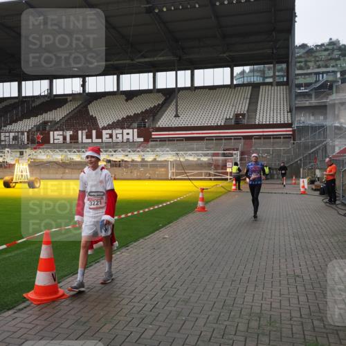 07.12.2025 - St. Pauli X-Mass-Run No. 15 Fabian Wolf http://msf.ph/oto/9412858 07.12.2025 11:18:14 Ziel 1325, 1348, 3201, 3221, 3327 meine-sportfotos.de