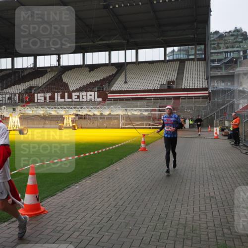 07.12.2025 - St. Pauli X-Mass-Run No. 15 Fabian Wolf http://msf.ph/oto/9412864 07.12.2025 11:18:15 Ziel 1325, 1348, 3201, 3221, 3304, 3327 meine-sportfotos.de