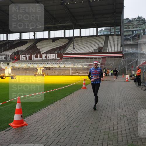 07.12.2025 - St. Pauli X-Mass-Run No. 15 Fabian Wolf http://msf.ph/oto/9412870 07.12.2025 11:18:15 Ziel 1325, 1348, 3201, 3221, 3304, 3327 meine-sportfotos.de