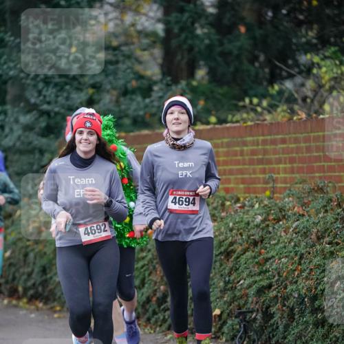 07.12.2025 - St. Pauli X-Mass-Run No. 15 Michael Burmester http://msf.ph/oto/9412884 07.12.2025 10:02:28 Laufen 5, 4694, 4692 meine-sportfotos.de