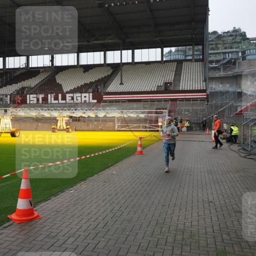07.12.2025 - St. Pauli X-Mass-Run No. 15 Fabian Wolf http://msf.ph/oto/9412922 07.12.2025 11:18:21 Ziel 1325, 1348, 2045, 3201, 3304 meine-sportfotos.de