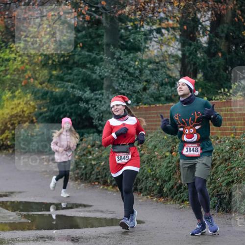 07.12.2025 - St. Pauli X-Mass-Run No. 15 Michael Burmester http://msf.ph/oto/9412994 07.12.2025 10:02:40 Laufen 3849, 3848 meine-sportfotos.de