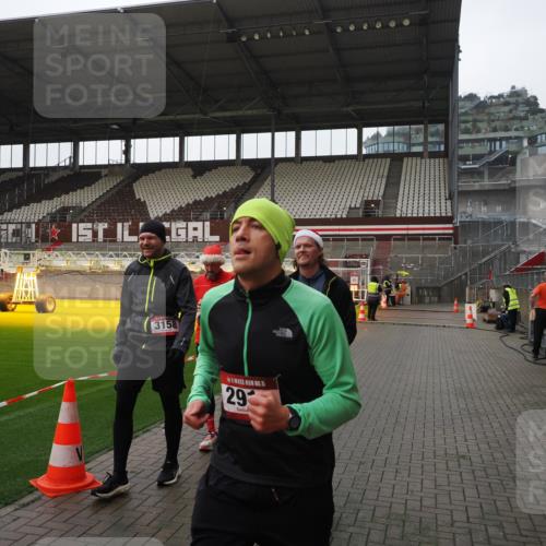 07.12.2025 - St. Pauli X-Mass-Run No. 15 Fabian Wolf http://msf.ph/oto/9413018 07.12.2025 11:18:36 Ziel 2045, 2918, 3138, 3158, 3634, 3636 meine-sportfotos.de