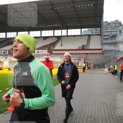 07.12.2025 - St. Pauli X-Mass-Run No. 15 Fabian Wolf http://msf.ph/oto/9413021 07.12.2025 11:18:36 Ziel 2045, 2918, 3138, 3158, 3634, 3636 meine-sportfotos.de