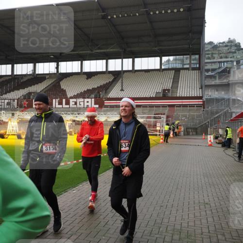 07.12.2025 - St. Pauli X-Mass-Run No. 15 Fabian Wolf http://msf.ph/oto/9413024 07.12.2025 11:18:36 Ziel 2045, 2918, 3138, 3158, 3634, 3636 meine-sportfotos.de