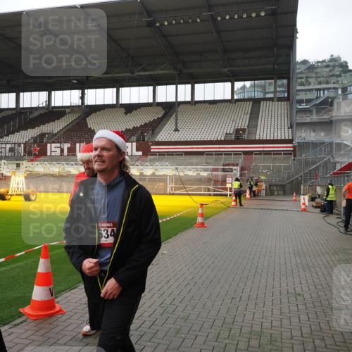 07.12.2025 - St. Pauli X-Mass-Run No. 15 Fabian Wolf http://msf.ph/oto/9413037 07.12.2025 11:18:37 Ziel 2918, 3138, 3158, 3634, 3636 meine-sportfotos.de