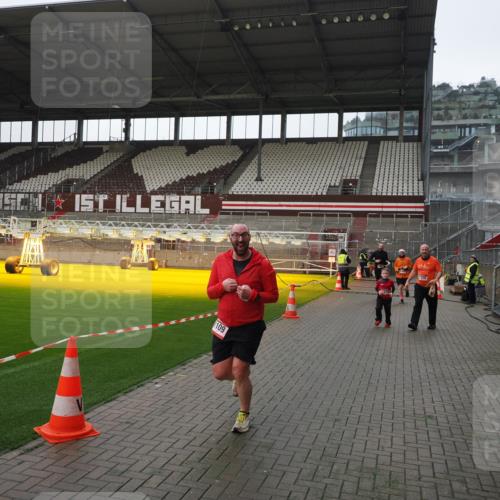 07.12.2025 - St. Pauli X-Mass-Run No. 15 Fabian Wolf http://msf.ph/oto/9413055 07.12.2025 11:18:52 Ziel 1109, 1322, 2064, 2067 meine-sportfotos.de