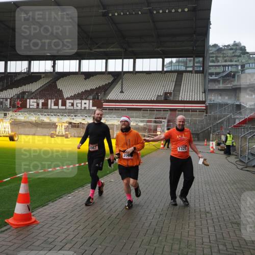 07.12.2025 - St. Pauli X-Mass-Run No. 15 Fabian Wolf http://msf.ph/oto/9413090 07.12.2025 11:18:57 Ziel 1109, 1322, 2064, 2067 meine-sportfotos.de