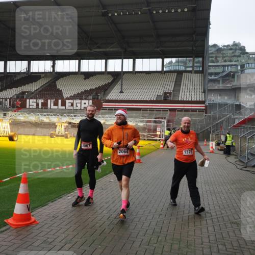 07.12.2025 - St. Pauli X-Mass-Run No. 15 Fabian Wolf http://msf.ph/oto/9413093 07.12.2025 11:18:57 Ziel 1109, 1322, 2064, 2067 meine-sportfotos.de
