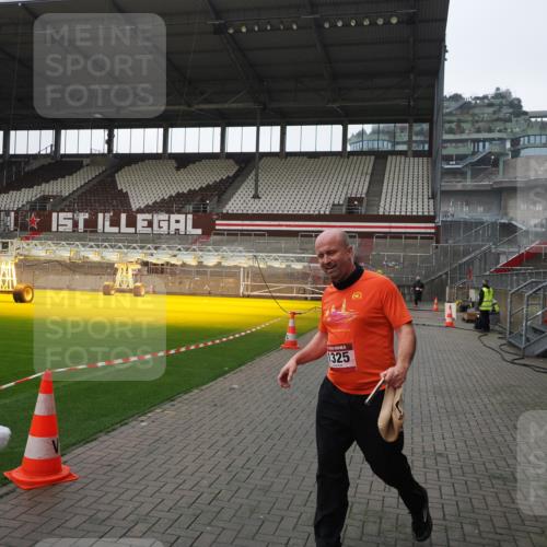 07.12.2025 - St. Pauli X-Mass-Run No. 15 Fabian Wolf http://msf.ph/oto/9413121 07.12.2025 11:18:59 Ziel 1109, 1322, 2064, 2067 meine-sportfotos.de