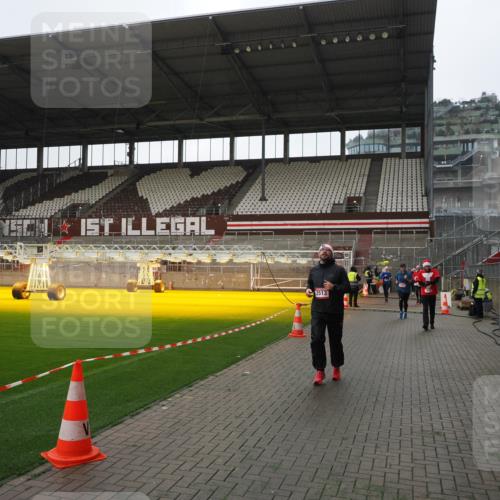 07.12.2025 - St. Pauli X-Mass-Run No. 15 Fabian Wolf http://msf.ph/oto/9413142 07.12.2025 11:19:08 Ziel 295, 302, 1617, 2064, 2067, 2597 meine-sportfotos.de
