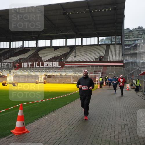 07.12.2025 - St. Pauli X-Mass-Run No. 15 Fabian Wolf http://msf.ph/oto/9413151 07.12.2025 11:19:08 Ziel 295, 302, 1617, 2064, 2067, 2597 meine-sportfotos.de