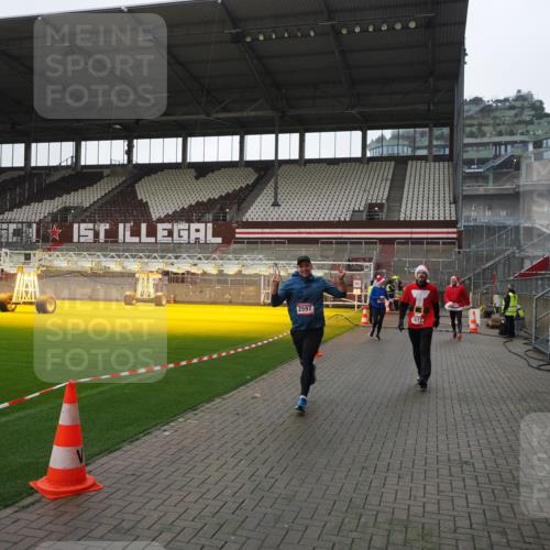07.12.2025 - St. Pauli X-Mass-Run No. 15 Fabian Wolf http://msf.ph/oto/9413178 07.12.2025 11:19:11 Ziel 295, 302, 1617, 2597, 2788, 3205 meine-sportfotos.de