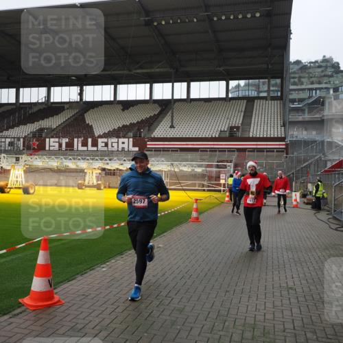 07.12.2025 - St. Pauli X-Mass-Run No. 15 Fabian Wolf http://msf.ph/oto/9413189 07.12.2025 11:19:12 Ziel 295, 302, 1617, 2597, 2788, 3205 meine-sportfotos.de