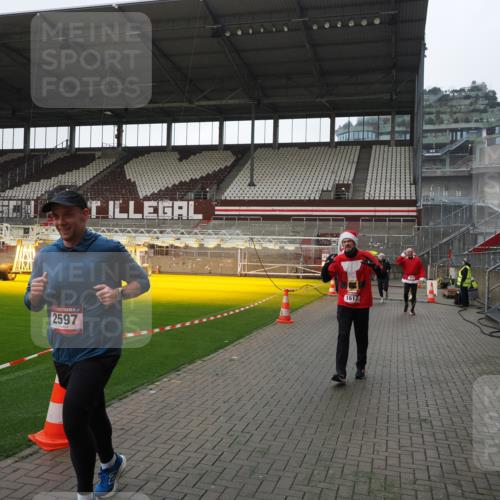 07.12.2025 - St. Pauli X-Mass-Run No. 15 Fabian Wolf http://msf.ph/oto/9413198 07.12.2025 11:19:12 Ziel 295, 302, 1617, 2597, 2788, 3205 meine-sportfotos.de