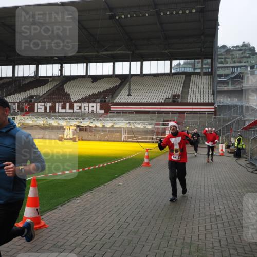 07.12.2025 - St. Pauli X-Mass-Run No. 15 Fabian Wolf http://msf.ph/oto/9413201 07.12.2025 11:19:13 Ziel 295, 302, 1617, 2597, 2788, 3205 meine-sportfotos.de