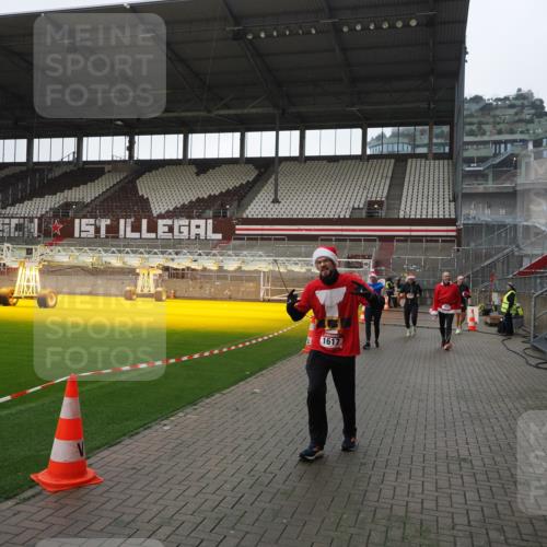 07.12.2025 - St. Pauli X-Mass-Run No. 15 Fabian Wolf http://msf.ph/oto/9413210 07.12.2025 11:19:13 Ziel 295, 302, 1617, 2597, 2788, 3205 meine-sportfotos.de