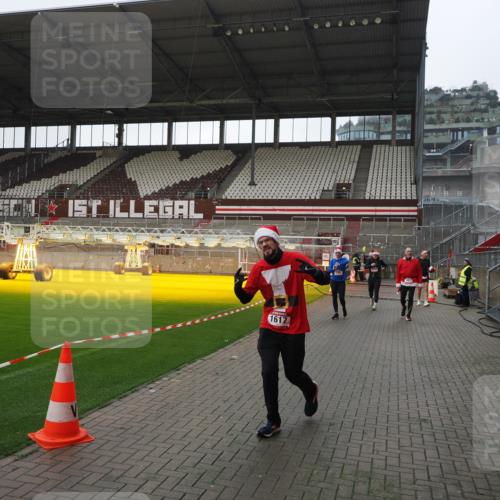07.12.2025 - St. Pauli X-Mass-Run No. 15 Fabian Wolf http://msf.ph/oto/9413214 07.12.2025 11:19:13 Ziel 295, 302, 1617, 2597, 2788, 3205 meine-sportfotos.de