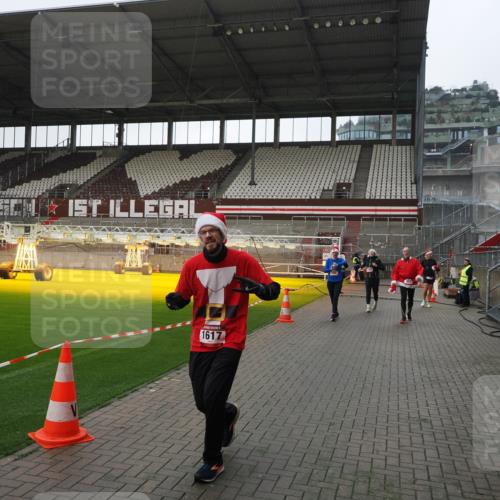 07.12.2025 - St. Pauli X-Mass-Run No. 15 Fabian Wolf http://msf.ph/oto/9413219 07.12.2025 11:19:14 Ziel 295, 302, 1617, 2597, 2788, 3205 meine-sportfotos.de