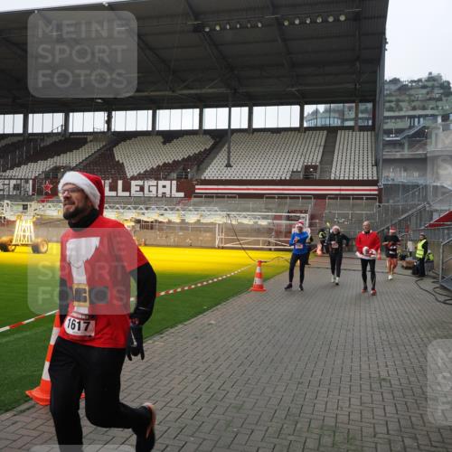 07.12.2025 - St. Pauli X-Mass-Run No. 15 Fabian Wolf http://msf.ph/oto/9413225 07.12.2025 11:19:14 Ziel 295, 302, 1617, 2597, 2788, 3205 meine-sportfotos.de
