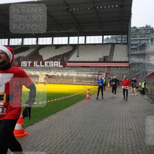 07.12.2025 - St. Pauli X-Mass-Run No. 15 Fabian Wolf http://msf.ph/oto/9413228 07.12.2025 11:19:14 Ziel 295, 302, 1617, 2597, 2788, 3205 meine-sportfotos.de