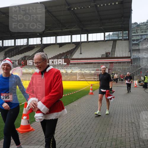 07.12.2025 - St. Pauli X-Mass-Run No. 15 Fabian Wolf http://msf.ph/oto/9413282 07.12.2025 11:19:26 Ziel 295, 302, 797, 1563, 2062, 2597, 2788, 3205 meine-sportfotos.de