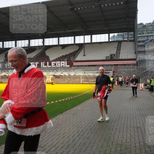 07.12.2025 - St. Pauli X-Mass-Run No. 15 Fabian Wolf http://msf.ph/oto/9413288 07.12.2025 11:19:26 Ziel 295, 302, 797, 1563, 2062, 2597, 2788, 3205 meine-sportfotos.de