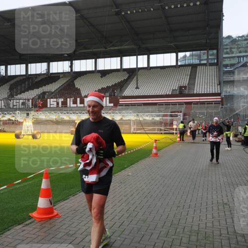 07.12.2025 - St. Pauli X-Mass-Run No. 15 Fabian Wolf http://msf.ph/oto/9413320 07.12.2025 11:19:29 Ziel 367, 373, 797, 1563, 2062, 2788, 3205 meine-sportfotos.de