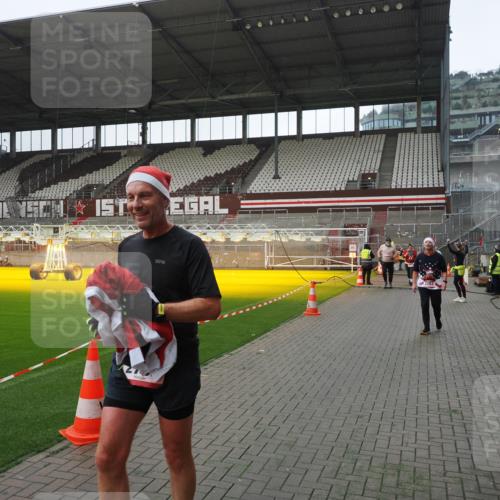 07.12.2025 - St. Pauli X-Mass-Run No. 15 Fabian Wolf http://msf.ph/oto/9413326 07.12.2025 11:19:29 Ziel 367, 373, 797, 1563, 2062, 2788, 3205 meine-sportfotos.de