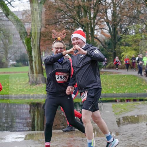 07.12.2025 - St. Pauli X-Mass-Run No. 15 Michael Burmester http://msf.ph/oto/9413355 07.12.2025 11:45:36 Laufen 15, 4748, 3985, 1983, 3251 meine-sportfotos.de