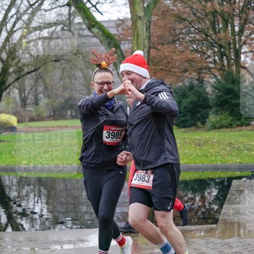 07.12.2025 - St. Pauli X-Mass-Run No. 15 Michael Burmester http://msf.ph/oto/9413364 07.12.2025 11:45:36 Laufen 3985, 3983, 3251 meine-sportfotos.de