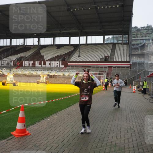 07.12.2025 - St. Pauli X-Mass-Run No. 15 Fabian Wolf http://msf.ph/oto/9413488 07.12.2025 11:19:50 Ziel 1336, 1343, 2217, 2581, 2771, 3075, 3160, 3822, 3823 meine-sportfotos.de