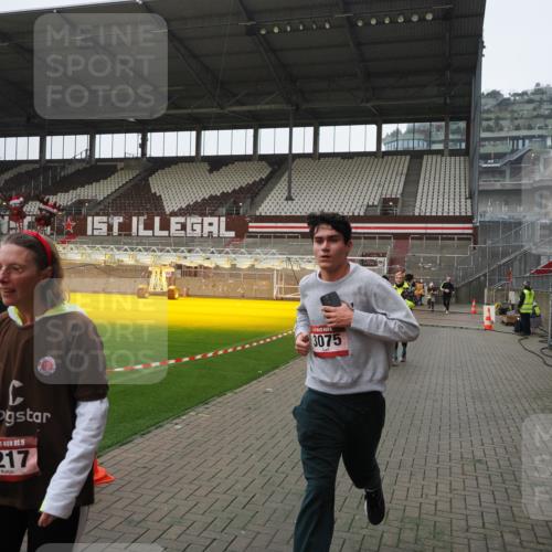 07.12.2025 - St. Pauli X-Mass-Run No. 15 Fabian Wolf http://msf.ph/oto/9413511 07.12.2025 11:19:52 Ziel 1343, 2217, 2581, 2771, 3075, 3160, 3822, 3823 meine-sportfotos.de